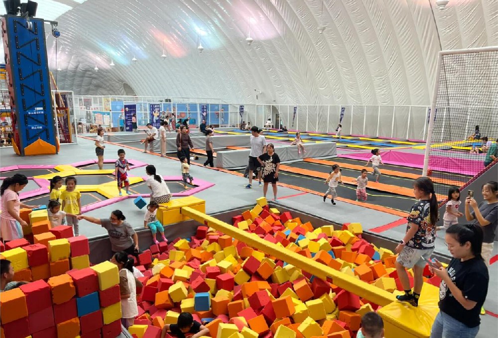 氣膜游樂館為親子互動(dòng)提供了安全舒適的室內(nèi)場(chǎng)所